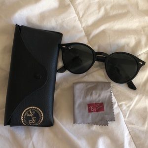 Black Circle Ray-bans with Case and Cloth !
